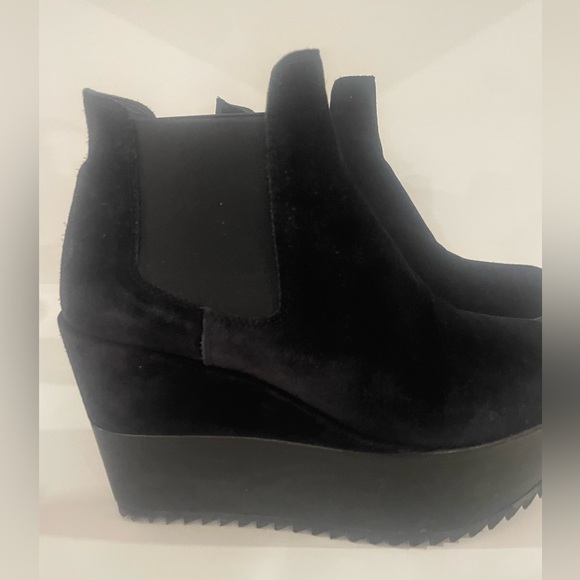 Pedro Garcia
•Women Boot
•Black Suede
•Trendy Platform
•Wedge Silhouette - Picture 10 of 10